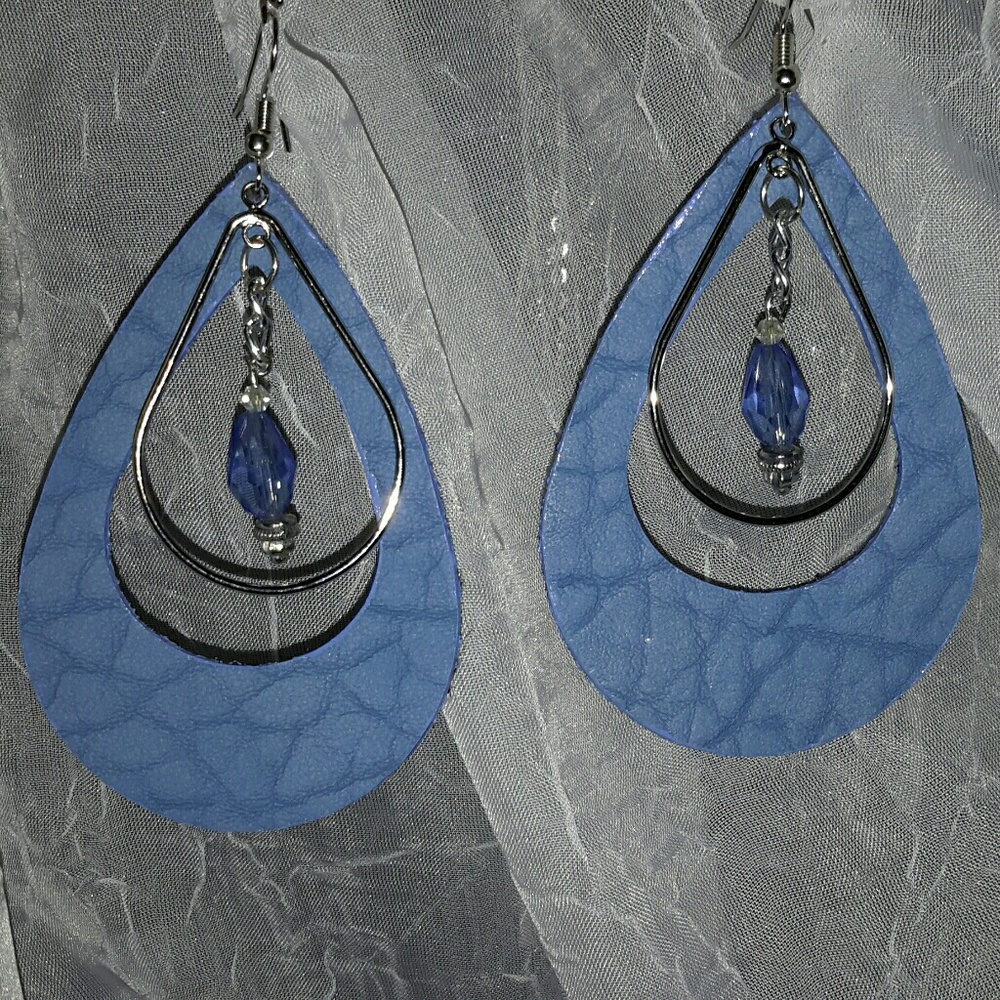 LEATHER HANGING EARRING
